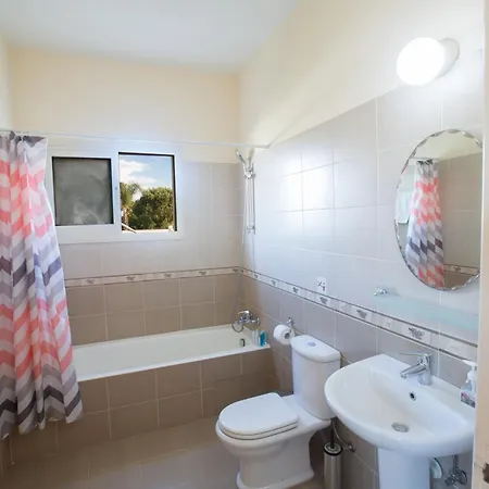 Private 3 Schlafzimmer Mit Hochgeschwindigkeits Internet * بروتاراس